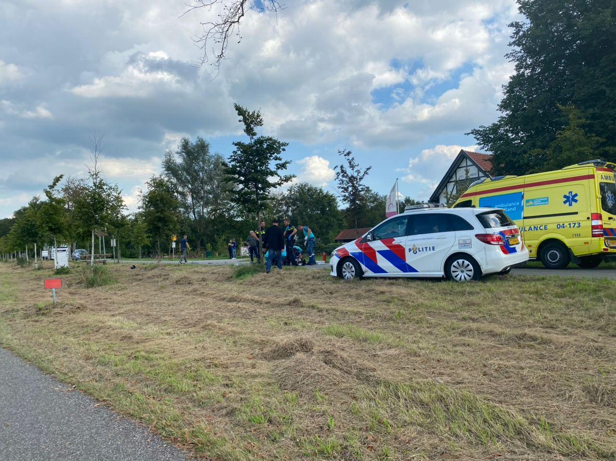 Motorrijder met spoed naar ziekenhuis na aanrijding met taxibusje in Schalkhaar .