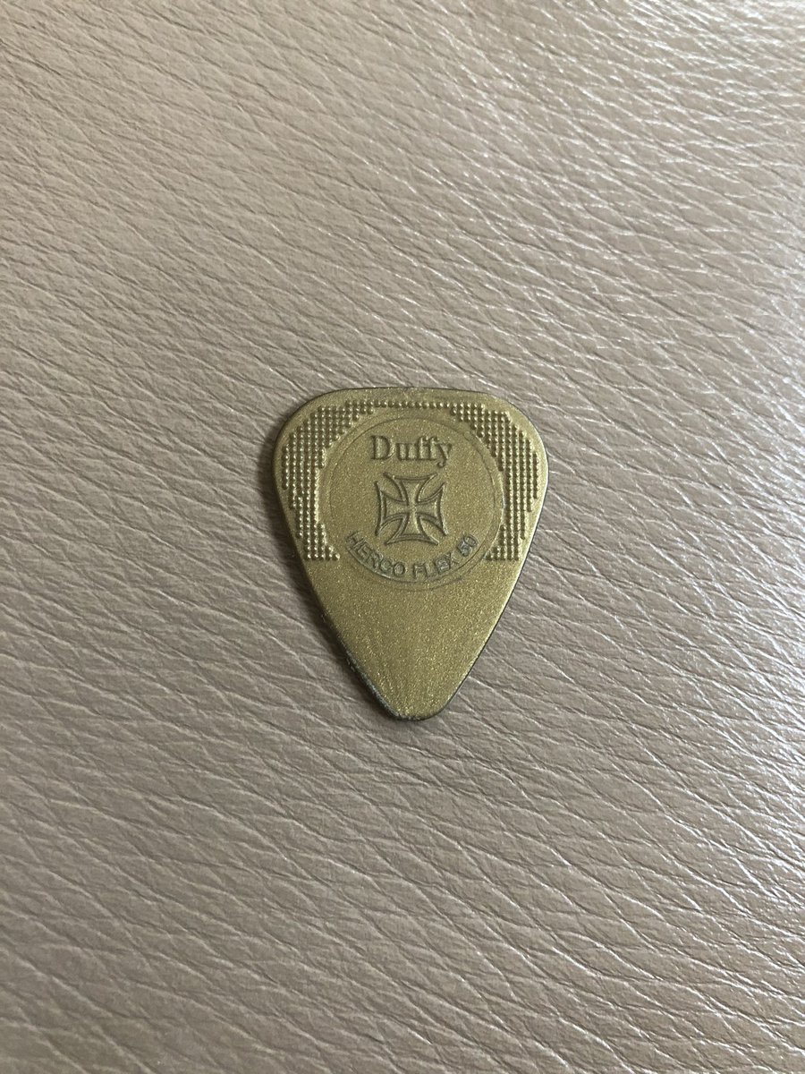 UniversalYou's tweet image. @TheBillyDuffy @officialcult A nice little find in the bottom of a cable box! #plectrum I think from Houston HoB gig 2009? I recall a particularly frustrating pedalboard malfunction night for BD. #handledlikeapro 👌