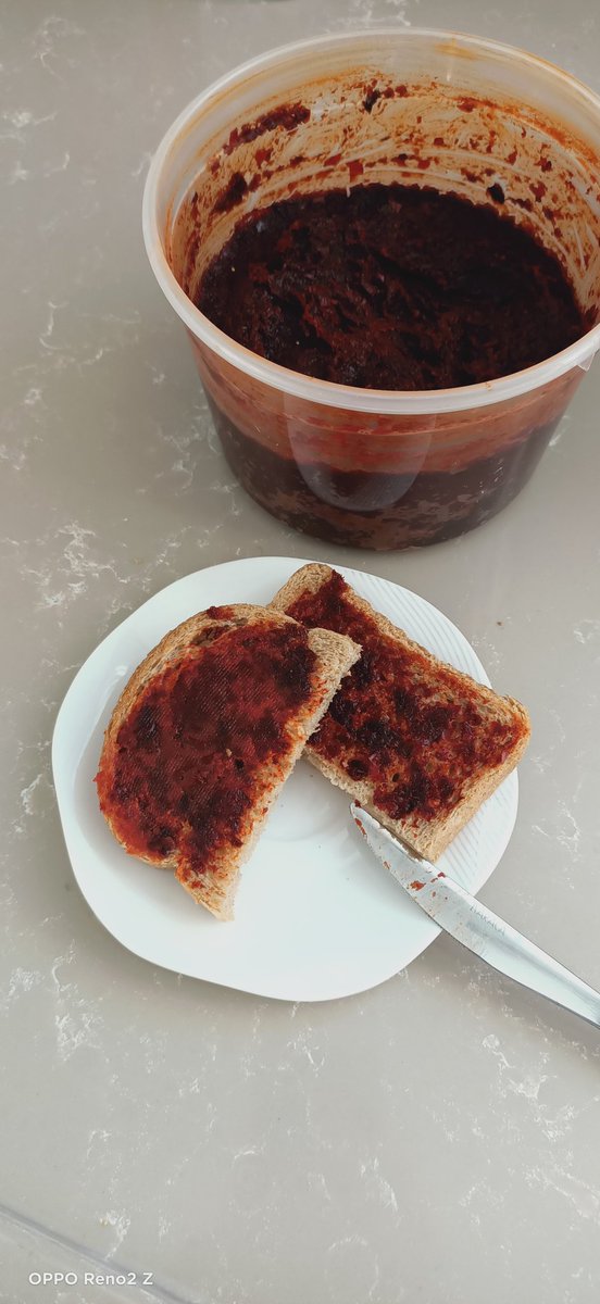 ayse_ozlem's tweet photo. Yeni nesil bilmez.."Snack" in vücut bulmuş hali😋 o zamanlar "Sandwich" yoktu, buralar hep "salça-ekmek"ti. 
#oyunarasıatıştırmalık
#breaksnack
#oldmemories https://t.co/lZsNnqRGSO
