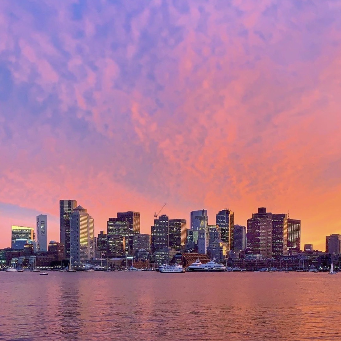 Take it all in. Clippership Wharf offers panoramic views of our beautiful city - and a quick trip across the harbor via water taxi! Check the water taxi schedule here to book your next trip: bit.ly/3hTRmjt [📸: <a href="/robbie_pap/">Robbie Pap</a>]