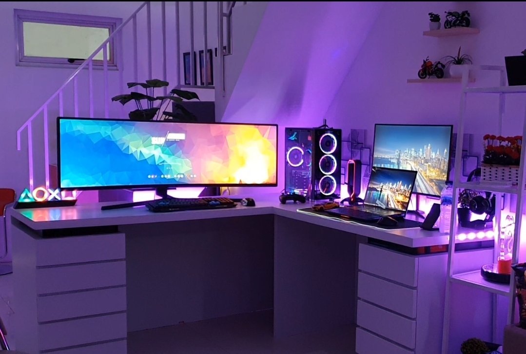 adreview_'s tweet photo. Setup 2017                       Setup 2020 https://t.co/wFux6bF0Qw