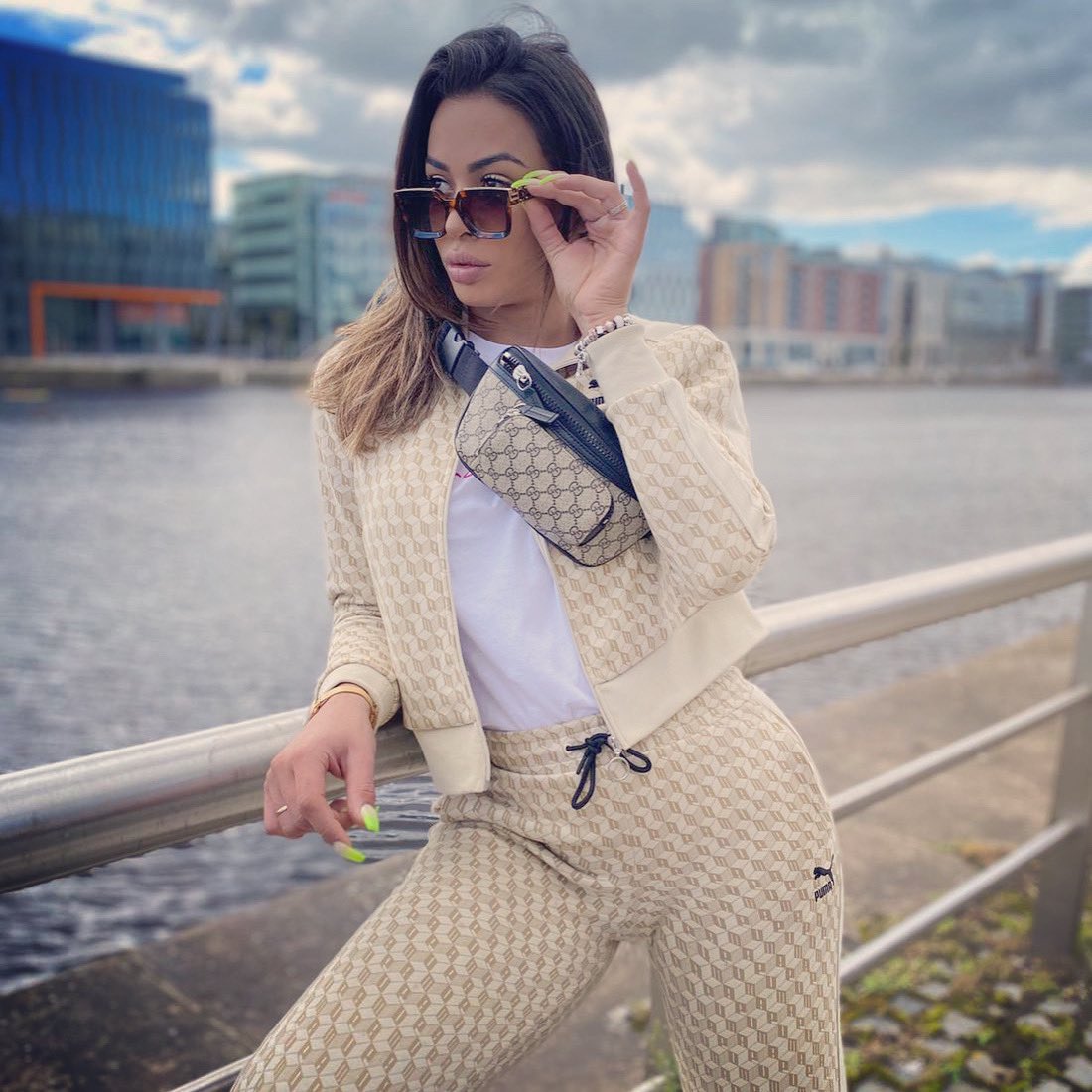 Horny girl in Docklands Dublin with LV glasses 😎💦 onlyfans.com/missjulieangel @japoneguinhaa7 @AlenaOstberg @missryanirish @Gimme_tgirl_dik @TransXHub @masinofan1 @Travel4TG @GloriusShemale @masinofan1 @BeckhamCC @passivalerio @KatheriineTS @IrishSalpa