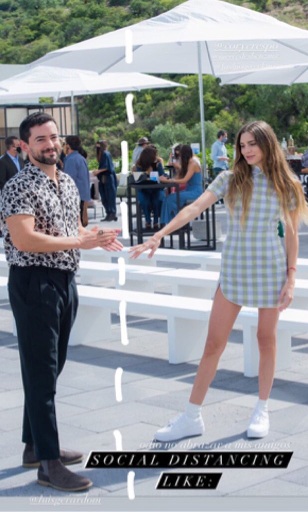 Social distancing be like..
@macabeso 💙
#MBFWMX