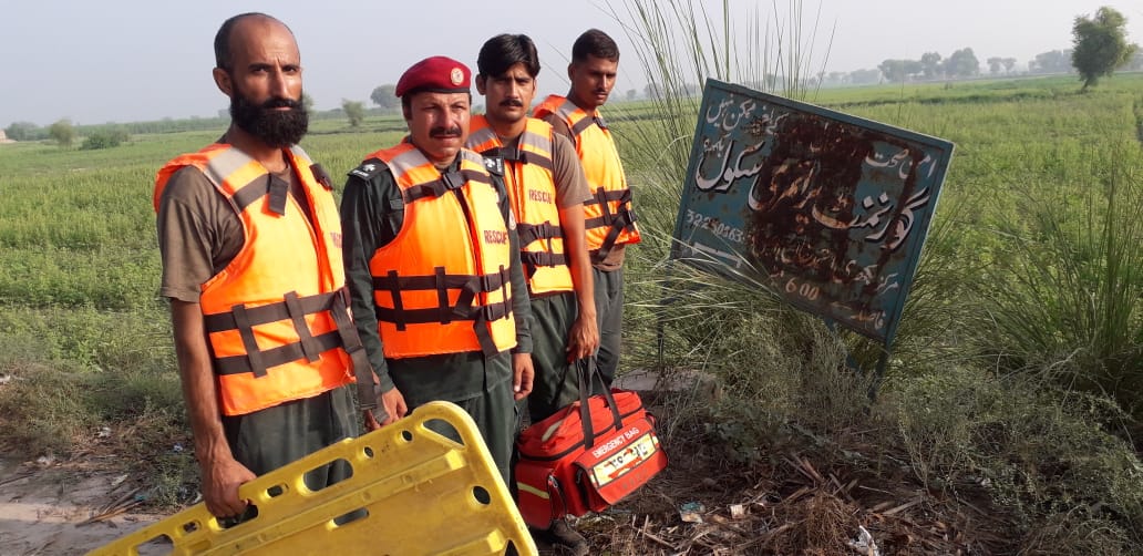 AcTaunsa's tweet photo. وزیراعلی پنجاب کی ہدایت پر  تمام متعلقہ محکمے ہنگامی صورتحال سے نمٹنے کے لیے تیار ہیں۔
ریسکیو 1122 کا کردار ایسے صورتحال میں قابل تعریف رہا ہے۔
متاثرہ علاقوں میں فلڈ ریلیف کیمپ لگادیے گئے ہیں۔ https://t.co/LiWB0TZodv