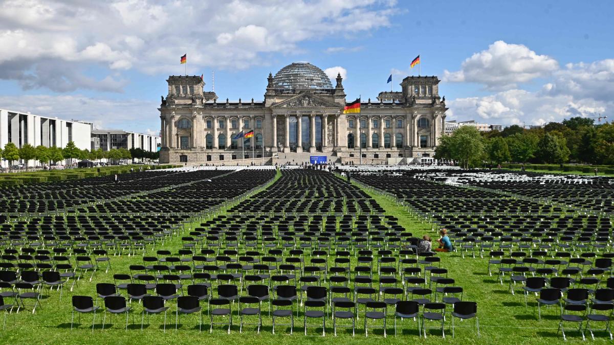 welt's tweet photo. Organisationen demonstrieren mit 13.000 Stühlen für Aufnahme von Flüchtlingen https://t.co/Lmg8V22shy https://t.co/DDpiS75wdS