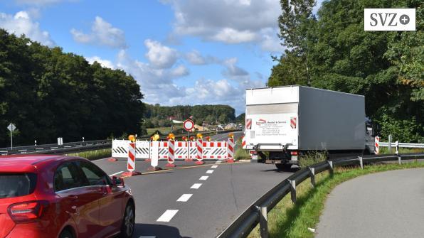 svz_de's tweet photo. #B321 in #Schwerin: Die Umleitung der Crivitzer Chaussee steht - https://t.co/UAWf00EuJH https://t.co/cxR4gn1TcB