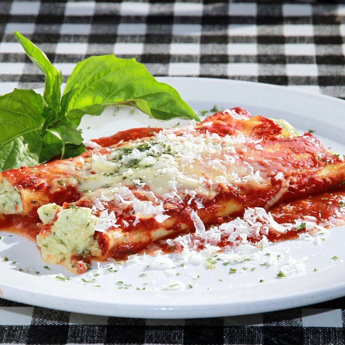 TheTeaBrewery's tweet photo. Want a delicious at-home meal with very little work? Drop by The Tea Brewery to pick up a gourmet meal from The Italian Market. All fresh-frozen and ready to pop into your oven. Dinners like meat or veggie lasagne, meat cannelloni, spinach/cheese manicotti, meatballs with penne. https://t.co/Bca0qs06rJ