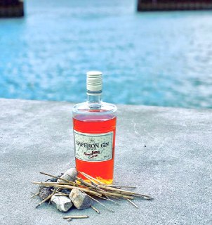 🙏 @girls_on_gin pour cette belle photo 👀
Recette redécouverte dans les archives familiales ⌛️, le Saffron Gin allie le London Dry Gin avec le safran d'Inde 😍
#gabrielboudier #dijonville #gin #saffrongin 
L'abus d'alcool est dangereux pour la santé. À consommer avec modération.