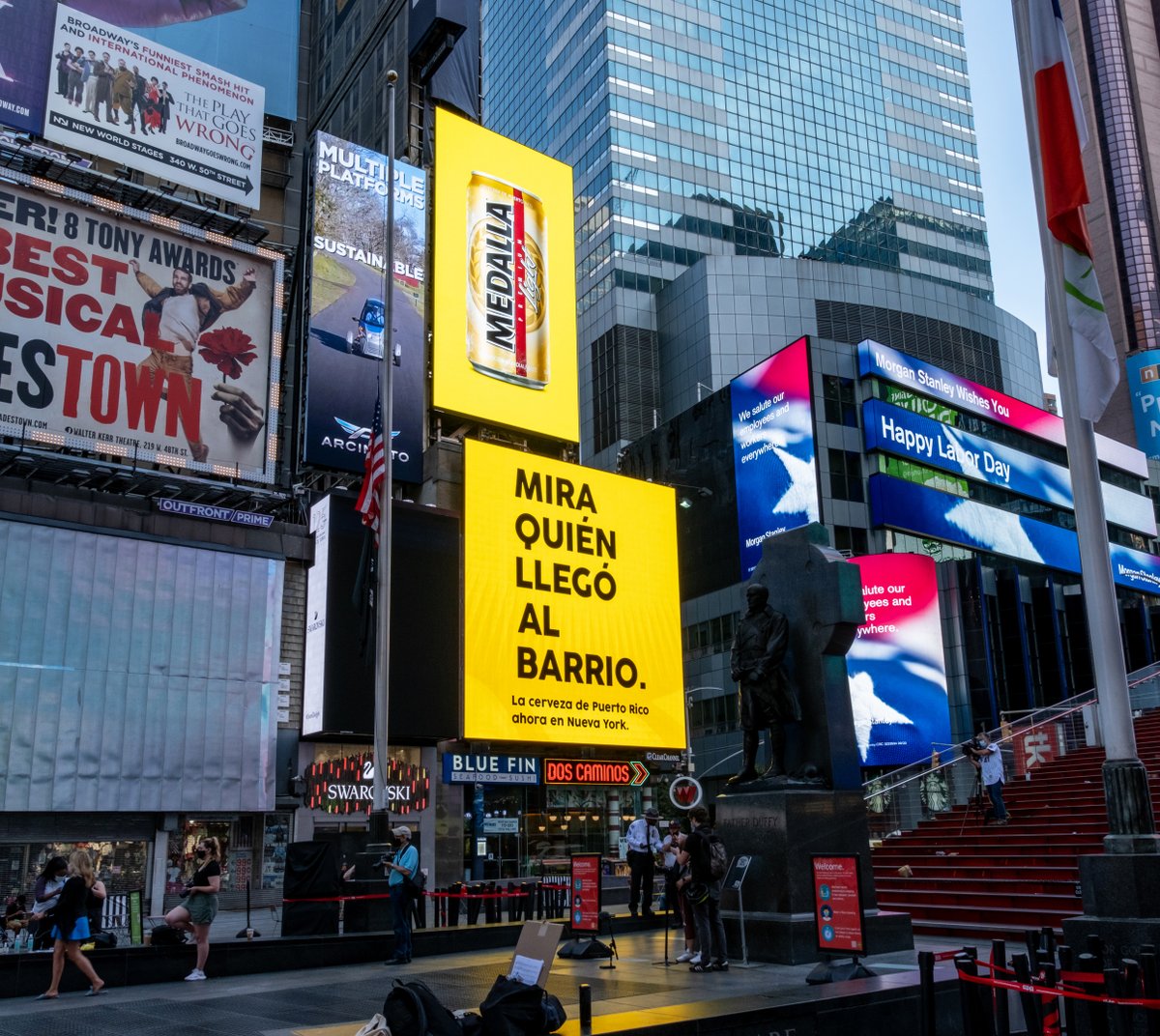medallaofficial's tweet photo. Tu acento, tu bandera y ahora… tu sabor. 🍺🇵🇷
¡Medalla Light, disponible en Nueva York!

¡Hoy un pedacito de Puerto Rico brilla desde Times Square, compartiendo un nuevo zip code, pero siempre celebrando con el mismo orgullo! 💛 #MedallaLightNY https://t.co/eXJSDUH0Yx