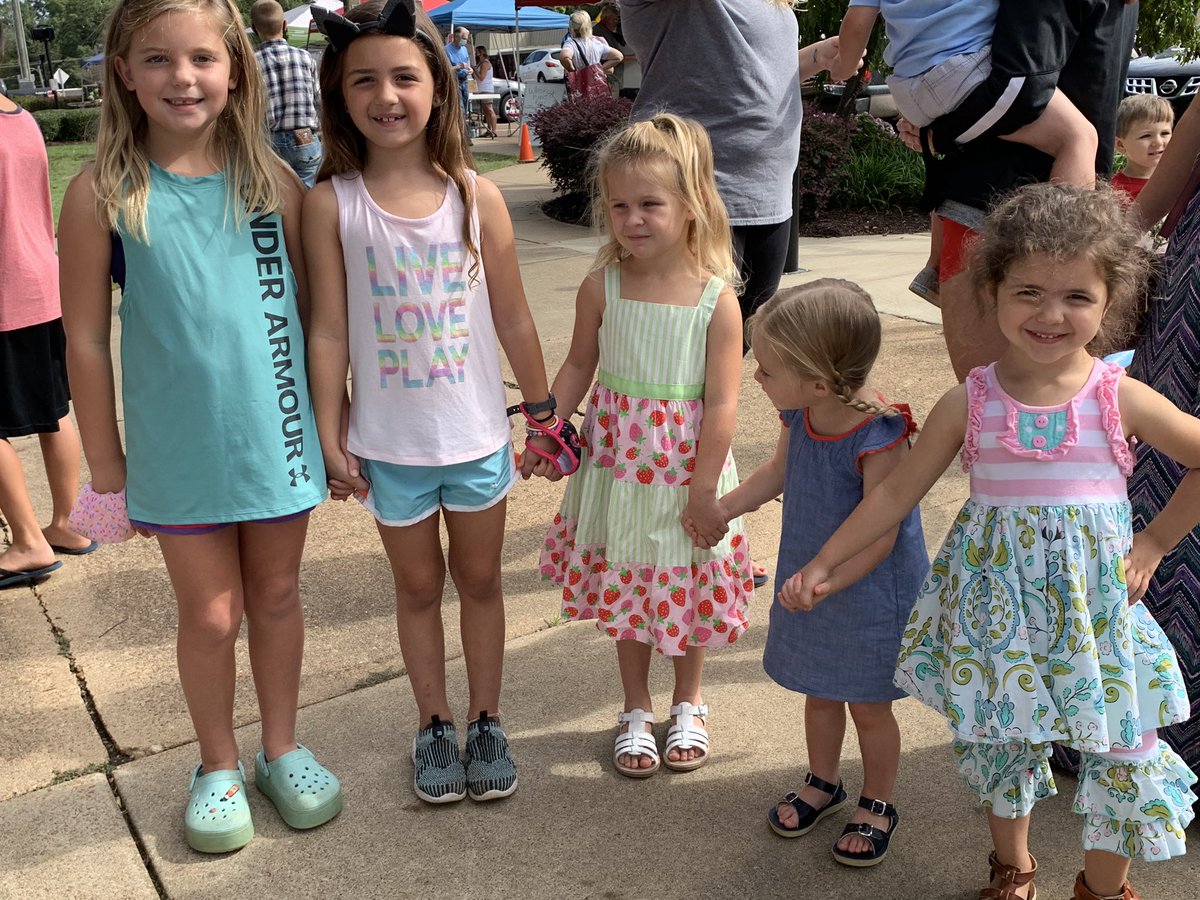 CityofHernando's tweet photo. #farmersmarket a wonderful asset to a community. For local, fresh foods and for wholesome activities to encourage children to eat healthy at an early age.   #Children’s Day by Hdo #ExcelBy5 gave away children’s books &amp; 90-$5 POP bucks to children to buy favorite fruit or veggie https://t.co/iymFgqeEsK