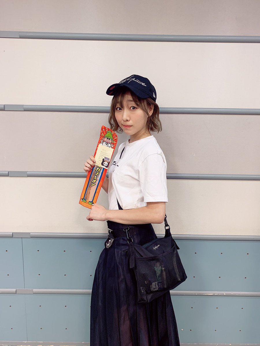 dasuwaikaa's tweet photo. 今日新婚ホヤホヤの丸山桂里奈さんがくれたイカソーメンが長すぎて、帰り道カバンからはみ出てた🦑🤣
#祝 #10000Tweet #末永い幸せのお裾分け💍 https://t.co/iOLW4iBRb1