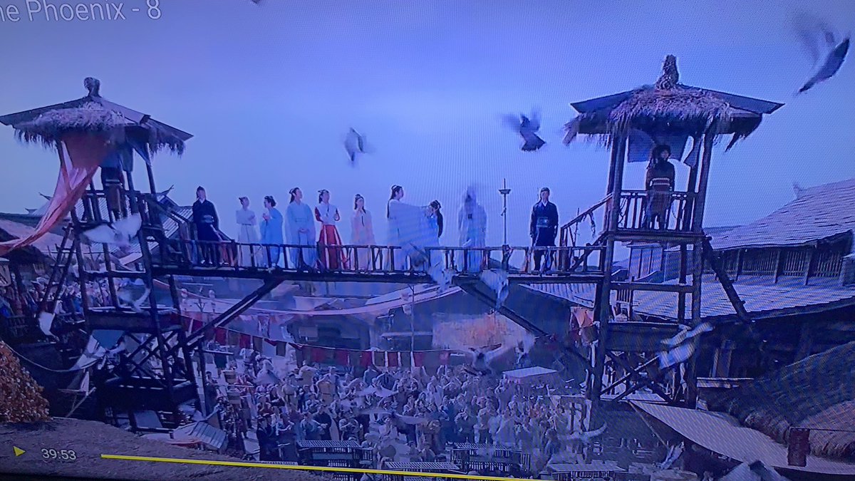 LadyKirio_'s tweet image. Spotted a blooper maybe? #JunLingYuan shouldn’t be doing anything so close to #Fengliu (the annoying lil 6th miss of the Feng fam) xD your girl on your right sideee. Next to bb #FengXun