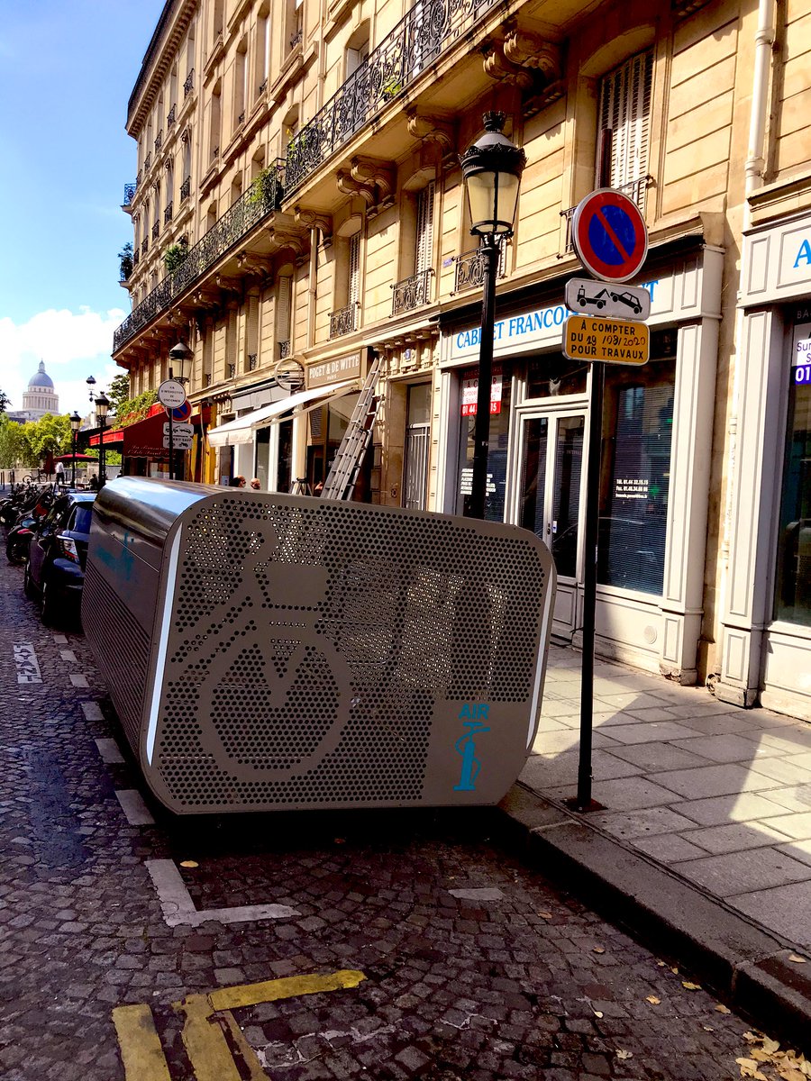 ArielWeilT's tweet photo. Nouvel abri vélo sécurisé avec une légère évolution dans la forme, par rapport à nos premiers modèles testés, discutée avec les architectes des bâtiments de France : encore + de jour et une légère surélévation pour une meilleure insertion urbaine et un nettoyage facilité 🚴 💪 https://t.co/6qnUV5Vi0C