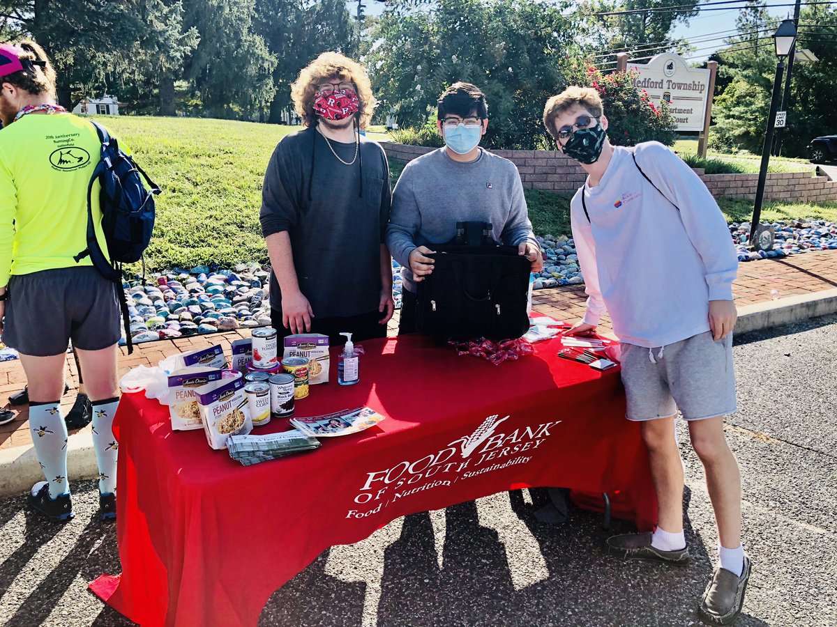 FredWasiak's tweet photo. Thank you @medford_of @Hunger5K and volunteers for your support to the @foodbankSJ! #StampOutHunger5k #MedfordVincentownRotarians #medfordnj #southjersey5k #fighthunger #EndHungerInSJ #NFLAlumni @ZalliesFreshKit https://t.co/wDFNcinFLO