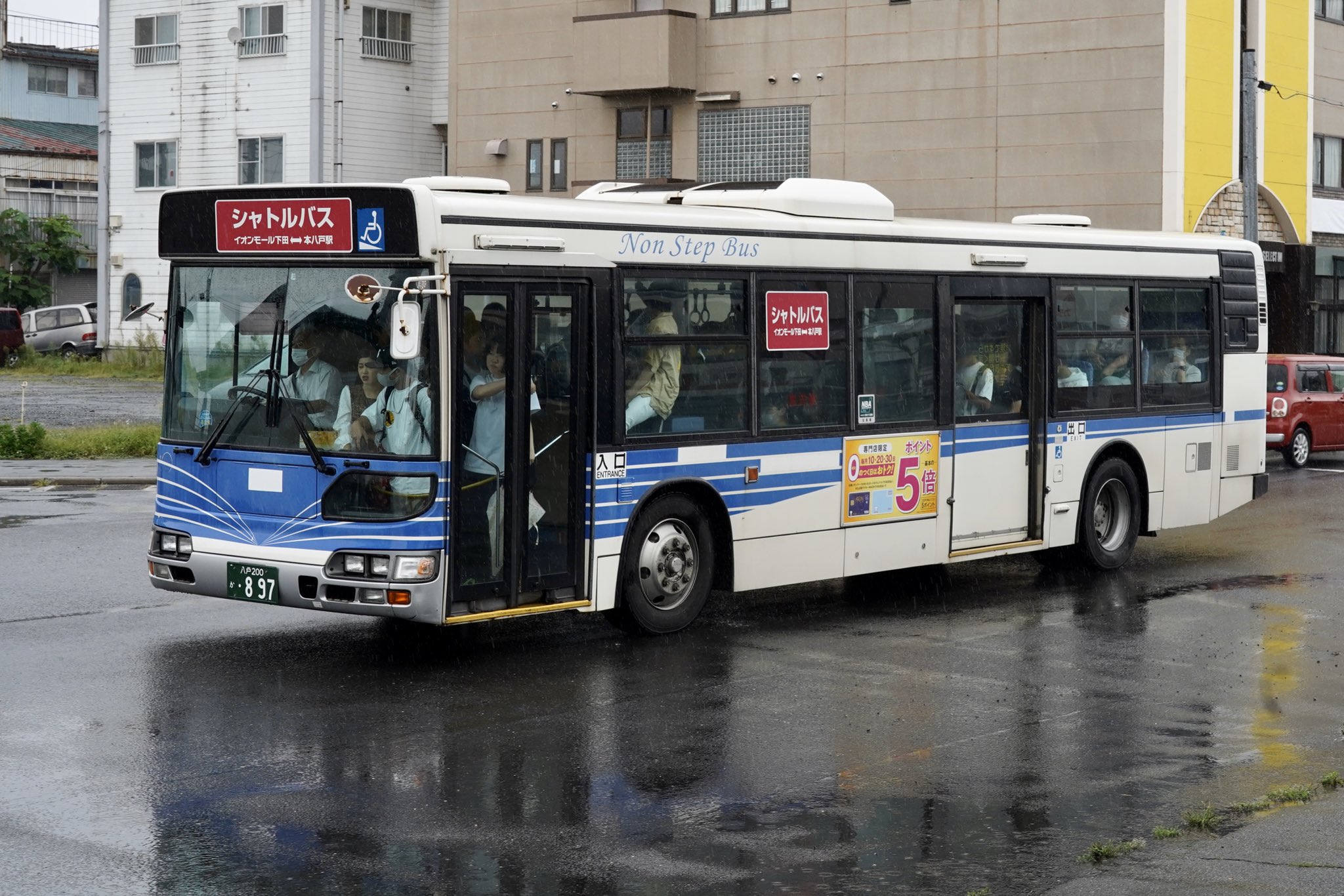 10両4ドア 本八戸 イオンモール下田のシャトルバスで活躍する元千葉海浜交通の284 こう見ると八戸線は京葉線に見えるし 本八戸駅も稲毛海岸駅に思えるから不思議 284の海浜時代は写真が見つからなかったので281でお茶を濁しておく