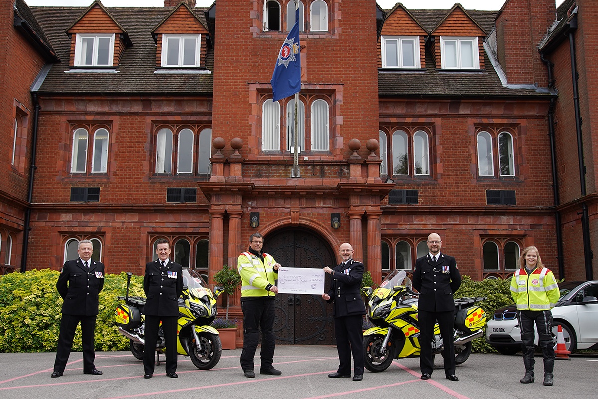 SurreyPolice's tweet photo. We are proud to support the work of @SERV_SSL Blood Runners, and over the past year our Ceremonial Association has raised ยฃ1200 for this fantastic charity, made up of volunteers who ferry blood and emergency supplies between hospitals. #WeAreProud https://t.co/iUij8zgeRd https://t.co/DZdlc7qeAH