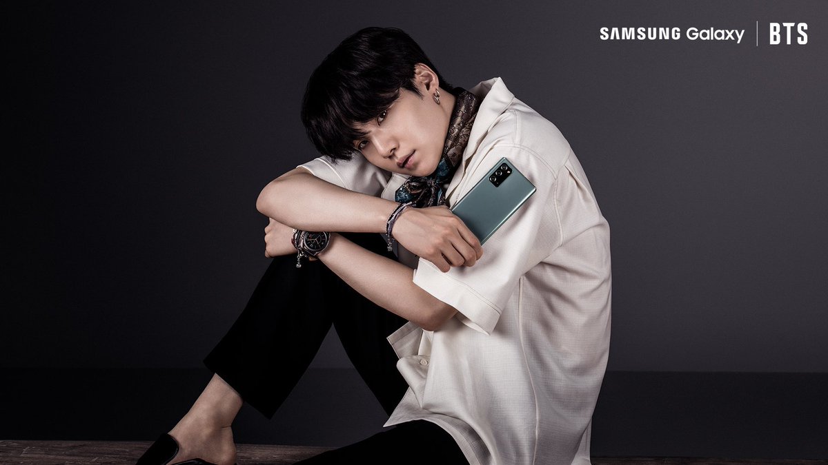 머리부터 발 끝까지 빈틈없이 메워진 수트차림을 한 남성과 그리고 편한 티셔츠와 무지 슬랙스를 입은 채 맨발인 남성