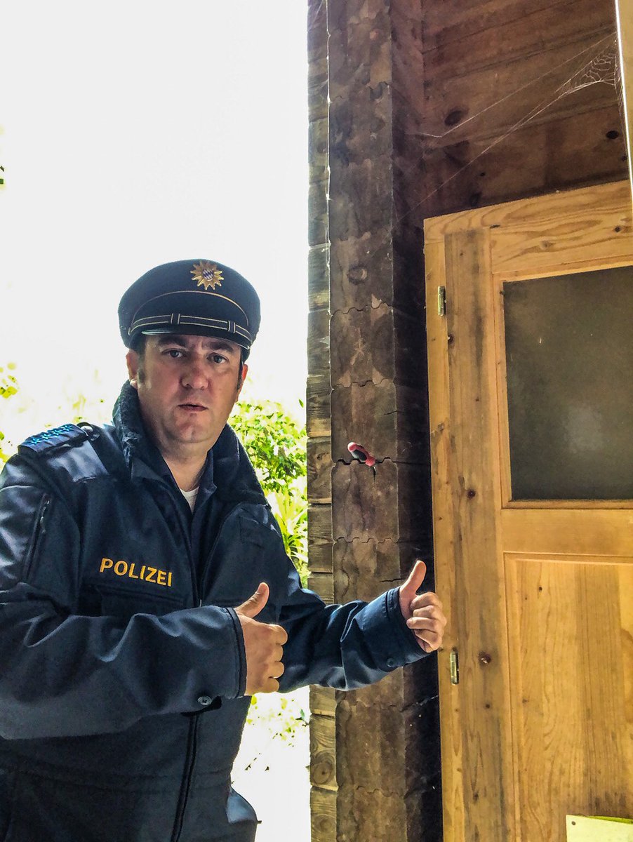 Sieger_Bua's tweet photo. Mein Drehtag heute für „Der Alte“: Erst als vermummter Spurensicherer, dann als Polizist, der die Situation sofort entlarvt: Hier wurde eindeutig ein Holzpflock heimtückisch von einem Schraubenzieher erstochen. Grausam...

#siegerpr #Kleindarsteller #Schauspielerei #SpaßamSet https://t.co/teRVEyuBhf