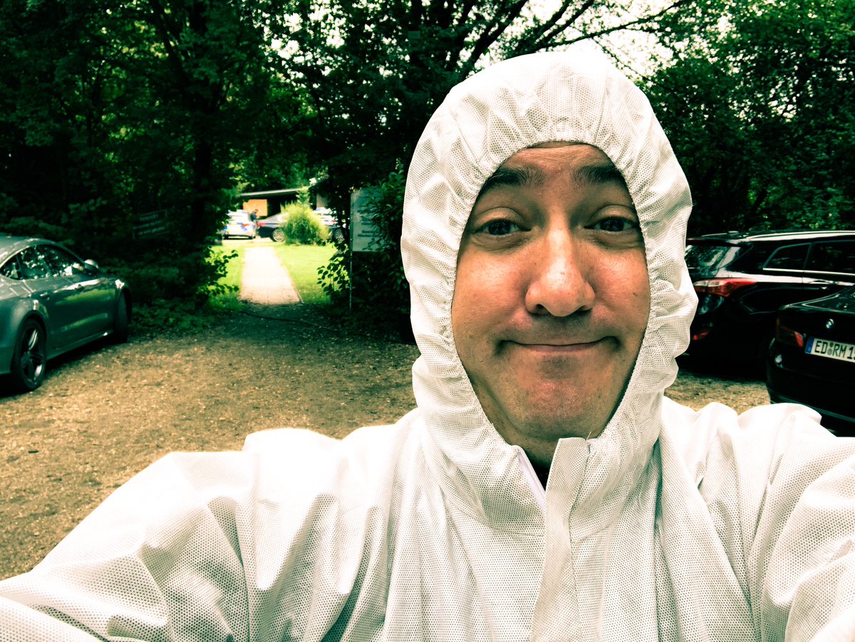 Sieger_Bua's tweet photo. Mein Drehtag heute für „Der Alte“: Erst als vermummter Spurensicherer, dann als Polizist, der die Situation sofort entlarvt: Hier wurde eindeutig ein Holzpflock heimtückisch von einem Schraubenzieher erstochen. Grausam...

#siegerpr #Kleindarsteller #Schauspielerei #SpaßamSet https://t.co/teRVEyuBhf