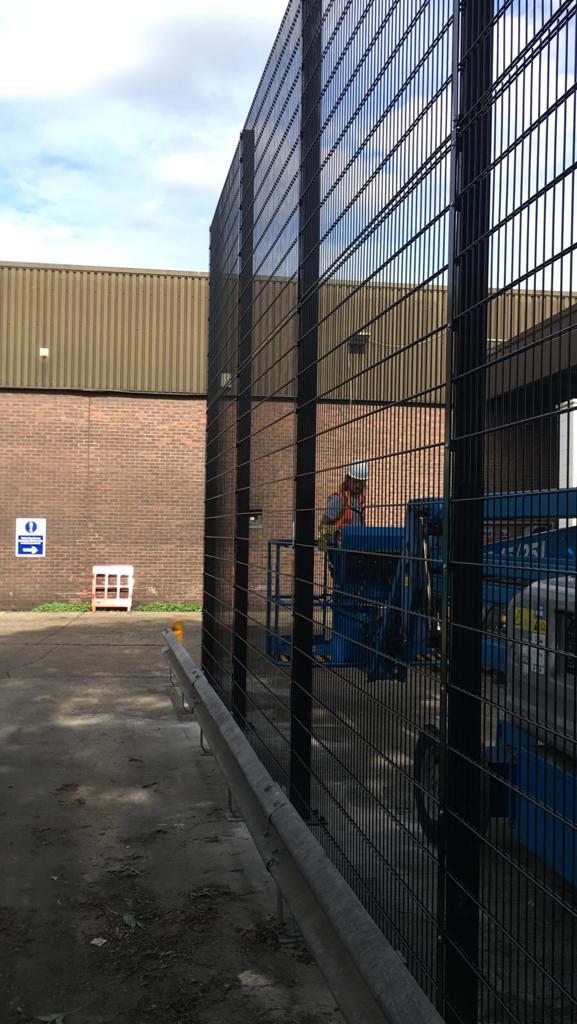 safesitefencing's tweet photo. Working up nice and high today installing a 5m high double wired mesh fence with bolt down posts for an industrial unit in #Chiswick
#mesh #doublewire #fence #installers #contractors #construction #industrial #comercial https://t.co/fLtHF8AoO6