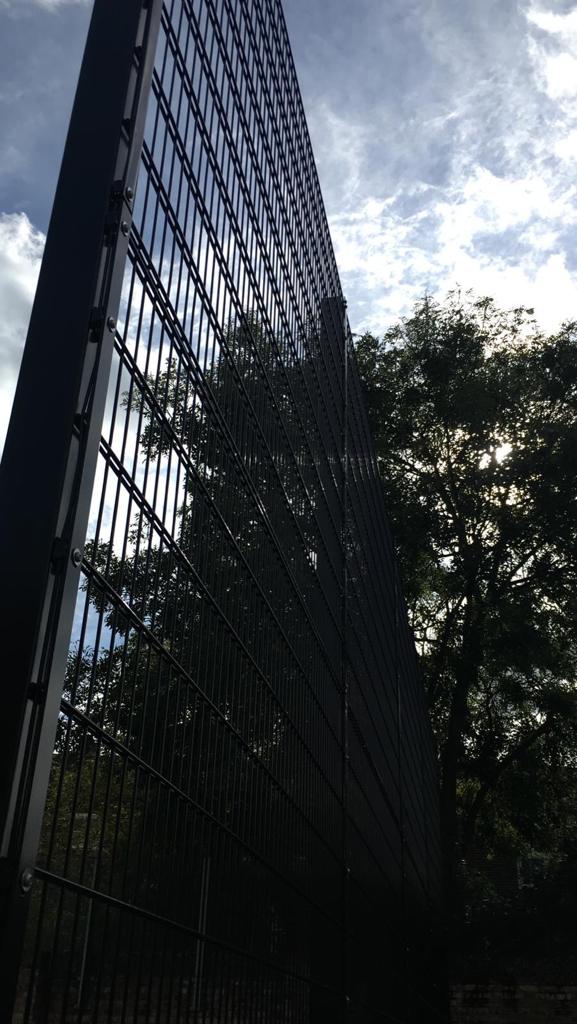 safesitefencing's tweet photo. Working up nice and high today installing a 5m high double wired mesh fence with bolt down posts for an industrial unit in #Chiswick
#mesh #doublewire #fence #installers #contractors #construction #industrial #comercial https://t.co/fLtHF8AoO6