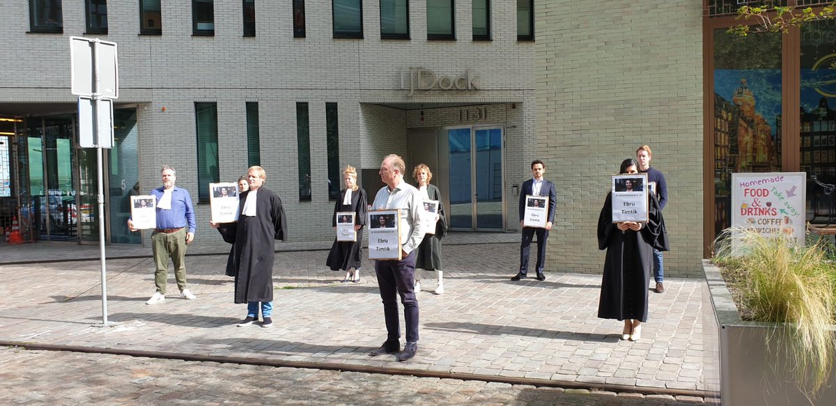 Today lawyers from various law firms and bar associations in the Netherlands observed a minute of silence to commemorate lawyer #EbruTimtik. Pictured below: Lawyers from Stek Advocaten, SIX Advocaten and the Amsterdam Bar Association.