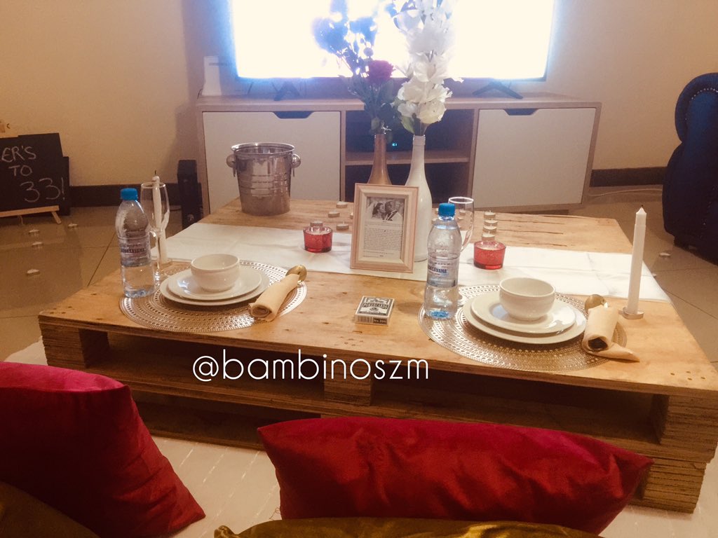 bambinoszm's tweet photo. Client said “an indoor candle lit picnic for my husbands 33rd birthday” We delivered!👌🏾 Here’s a thread!
Her colors were white, red and gold. Please RT
#romanticpicnic #picnicdinnerdate #picnicdinner #picnicdinnersetup #picnicsetups #zambia🇿🇲 #zambian #zambianbrand #bambinoszm https://t.co/p2q0MbuIM2