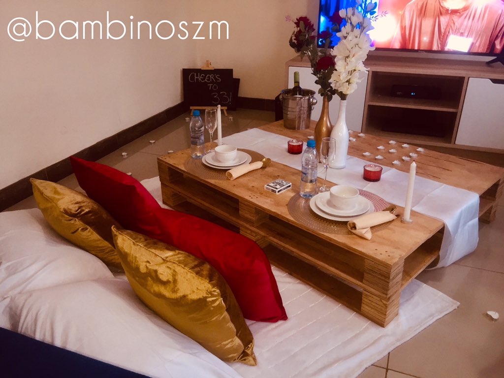 bambinoszm's tweet photo. Client said “an indoor candle lit picnic for my husbands 33rd birthday” We delivered!👌🏾 Here’s a thread!
Her colors were white, red and gold. Please RT
#romanticpicnic #picnicdinnerdate #picnicdinner #picnicdinnersetup #picnicsetups #zambia🇿🇲 #zambian #zambianbrand #bambinoszm https://t.co/p2q0MbuIM2