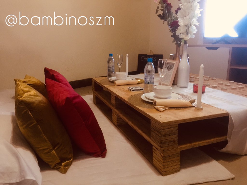bambinoszm's tweet photo. Client said “an indoor candle lit picnic for my husbands 33rd birthday” We delivered!👌🏾 Here’s a thread!
Her colors were white, red and gold. Please RT
#romanticpicnic #picnicdinnerdate #picnicdinner #picnicdinnersetup #picnicsetups #zambia🇿🇲 #zambian #zambianbrand #bambinoszm https://t.co/p2q0MbuIM2