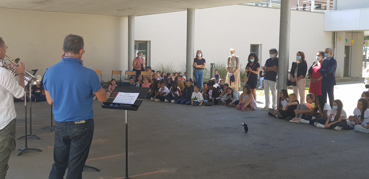 Dsden69's tweet photo. Rentrée en musique 4ème édition 🎼 : accueil de l'Orchestre national de Lyon à l'école Henri Wallon à Vaulx-en-Velin avec Guy Charlot, inspecteur d'académie, et Hélène Geoffroy, maire de la ville. Bel échange entre musiciens et élèves. Une rentrée festive et pédagogique.🎷🎺 https://t.co/8HKoiruzOT