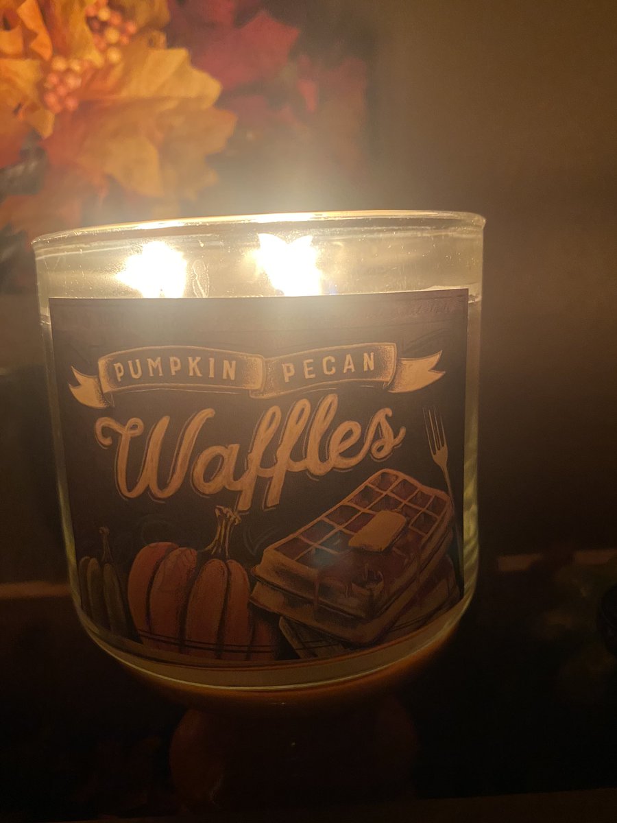 nuviaalina's tweet photo. Never though I’d be into those sweet smelling candles. But this one definitely rings October! 🎃🍂
#hellofall #bbw #bathandbodyworks #psl https://t.co/UywsMaxzlB