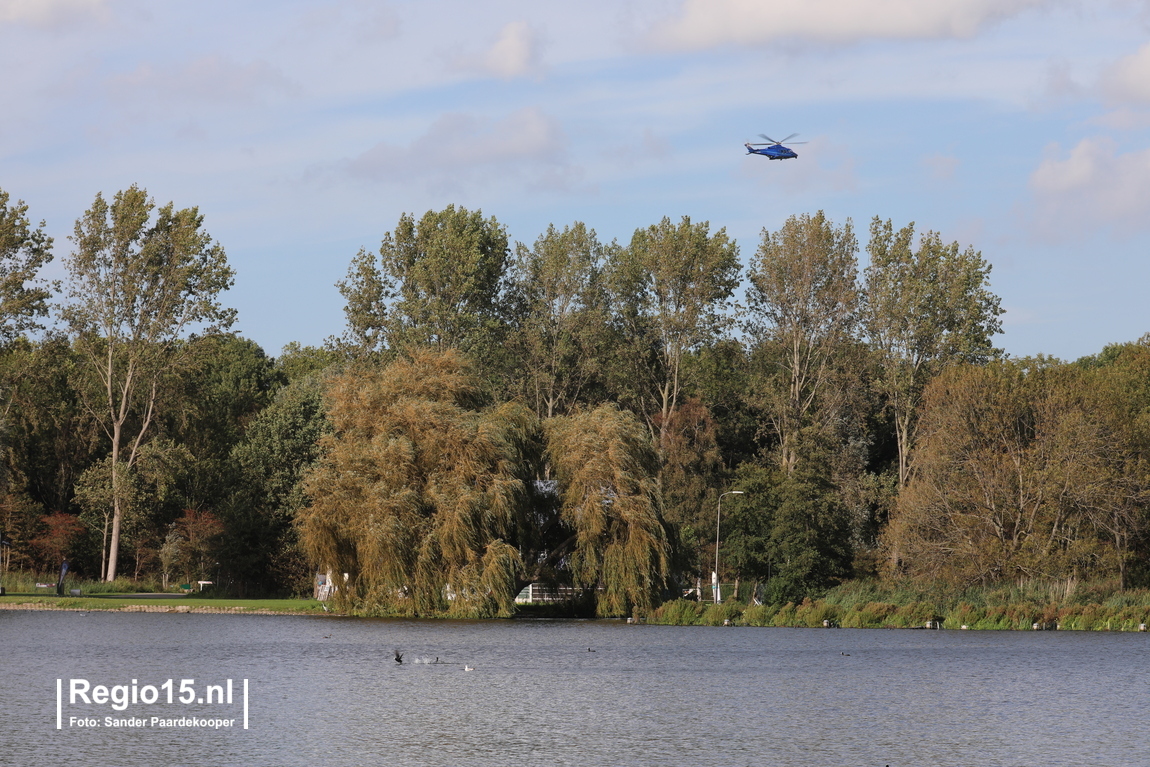 regio15's tweet photo. De 'grote blauwe' @depolitieheli, op zoek naar de vermiste 28-jarige vrouw boven o.a. het #DelftseHout https://t.co/clRJcj7arK