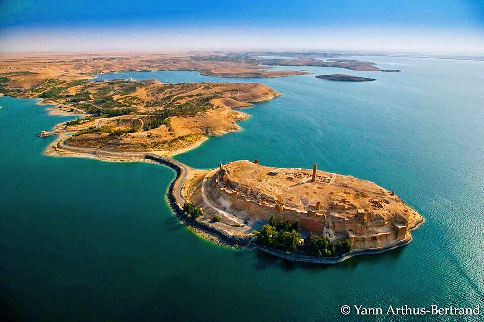 SeeMyRaqqa's tweet photo. Another magnificent aerial picture from #Raqqa in #Syria showing the beauty of the #Euphrates lake surrounding Jaabar Castle, Raqqa’s most famous castle! 💎💛✨
📸 @yannarthusbertrand 2008 
#savetheplanet #rebuildRaqqa #rebuildSyria https://t.co/JeUU0cVRIv