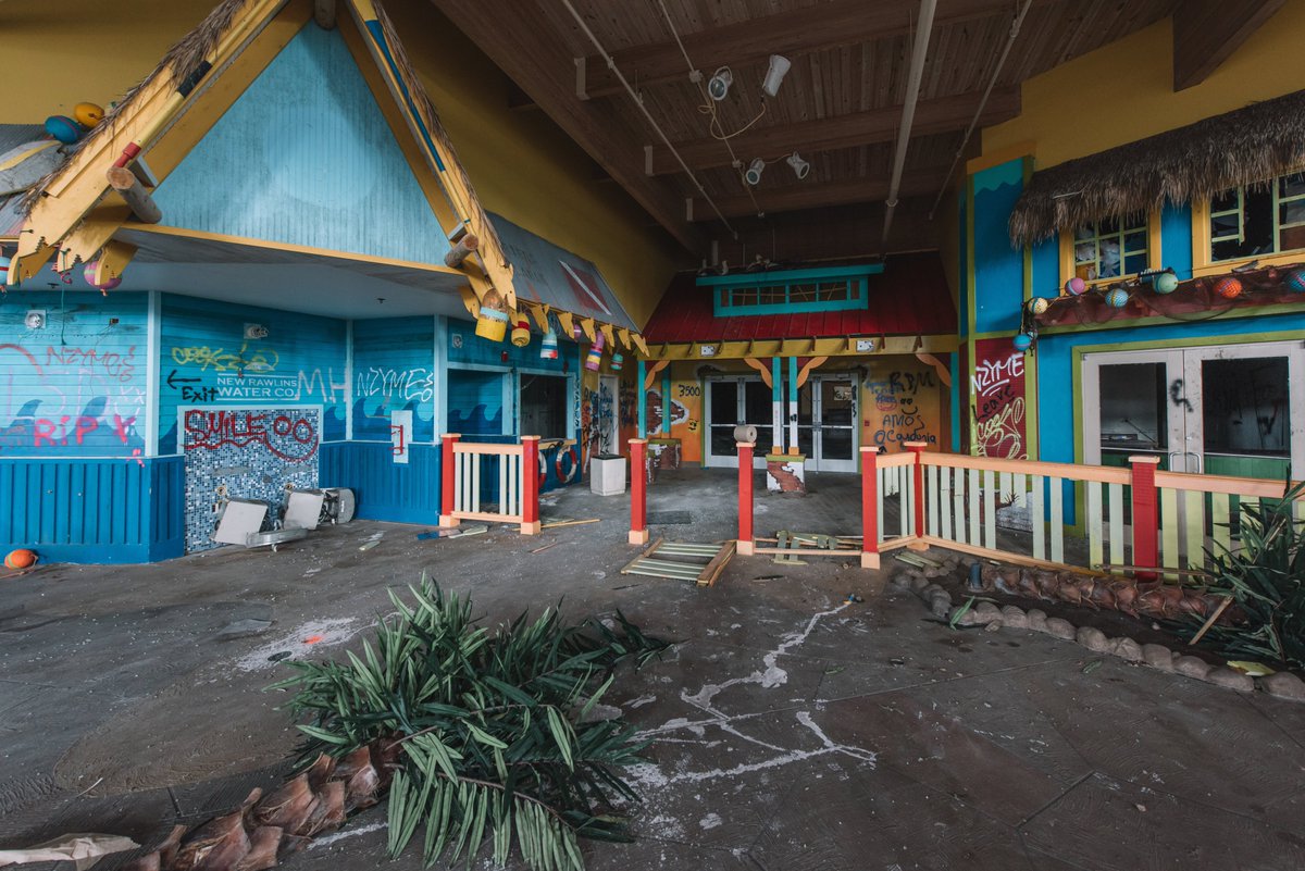 abandonedfl's tweet photo. Summer's over 🌴 Abandoned indoor water park https://t.co/26yhpryP9e