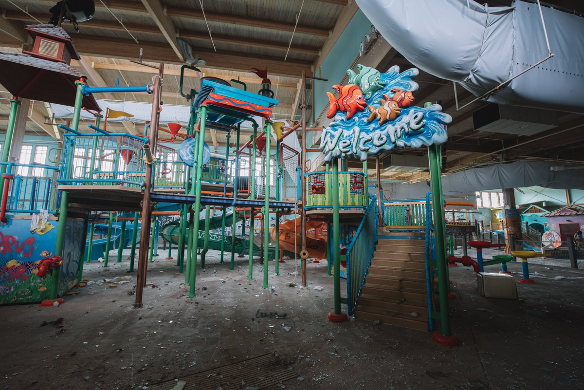 Summer's over 🌴 Abandoned indoor water park