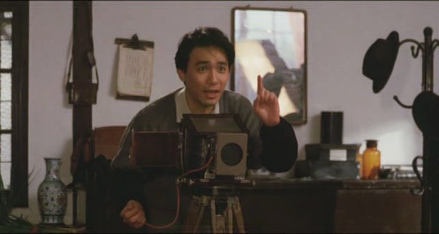 Audienceseye's tweet image. เฮียเหลียงเฉาเหว่ยนี่แอนตี้เผด็จการแน่นอน ถึงขั้นเคยข้ามมาเล่น A City of Sadness (1989) ที่พูดถึงเหตุการณ์ที่พรรคก๊กมินตั๋งสังหารหมู่ชาวไต้หวัน ที่พีคคือเล่นเป็นคนใบ้ (นัยยะถึงการถูกปิดปาก) เป็นหนังของโหวเซี่ยวเสียนที่เราชอบที่สุด หนึ่งในหนังเอเชียยอดเยี่ยมที่สุดตลอดกาล