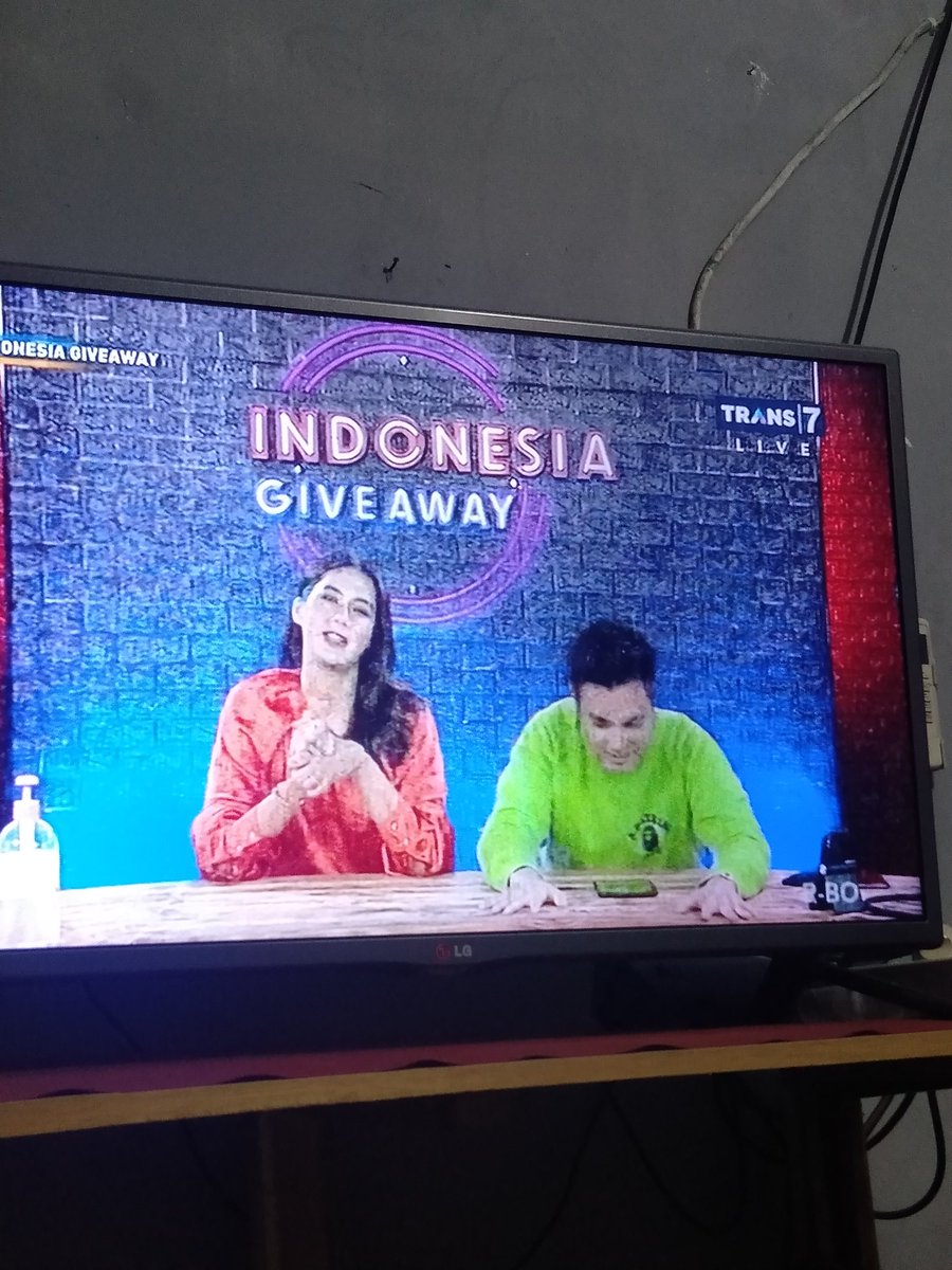 elsaday21's tweet photo. Bismillah..@elsaday21 
#indonesiagiveaway13 
@TRANS7 kalau kita punya pacar perlukah kita memberi apapun100%?
Tidak,karena kalau cintamu diberikan 100%untuk pacarmu lalu bagaimana kamu mencintai orangTua&amp;lingkungan&amp;yang sangat terpenting bagaimana mencintai dirimu sendiri https://t.co/FDalwJA4mQ