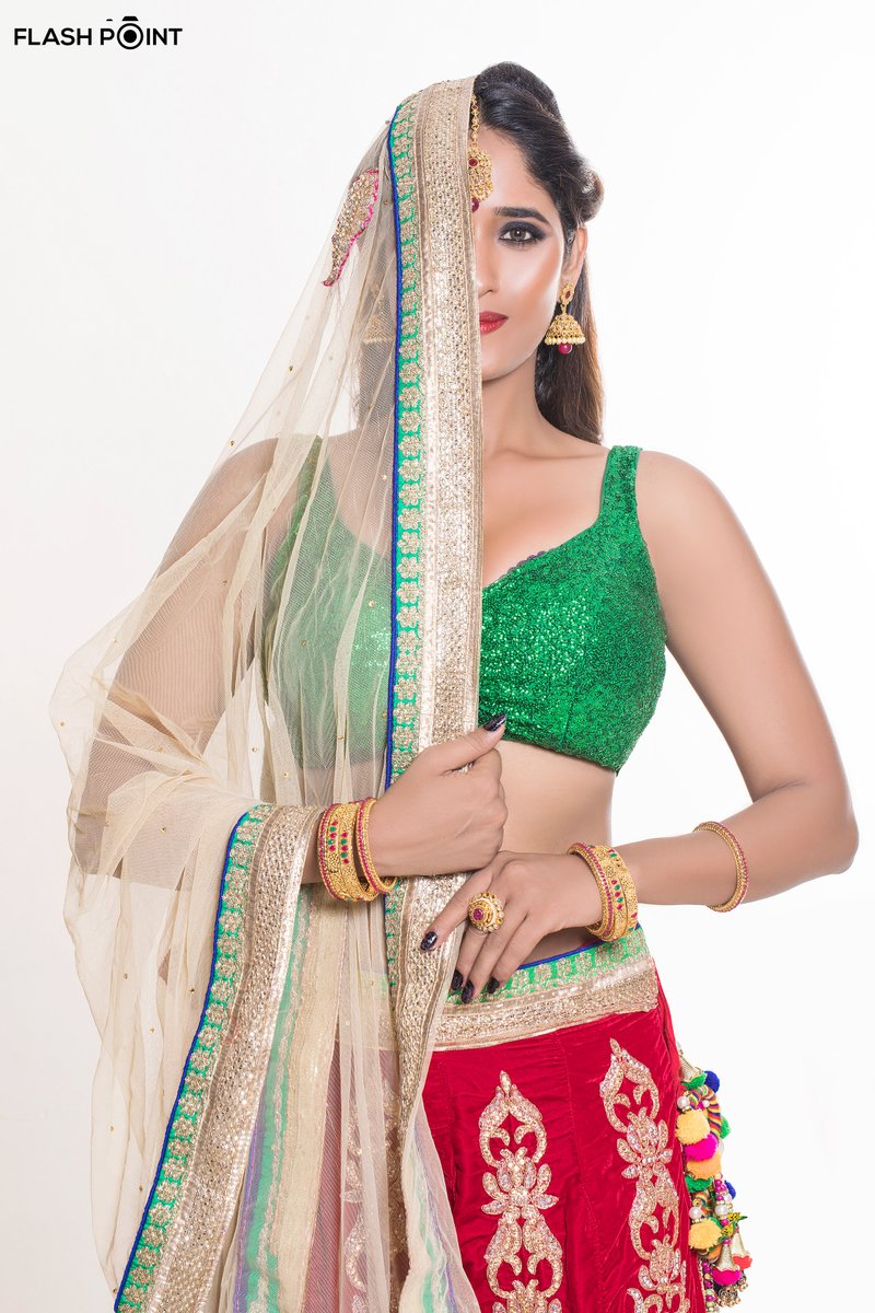 SonalActress's tweet photo. I am a blend of culture and confidence . @SonalActress 
📸 @fpcreatives 
#ActressSonalSingh #Sonal #SonalSingh #FlashpointCreatives #MehulShahPhotography #Flashpoint #Traditional #nazakat #Earringsoftheday #boldandcurvy #IndianWearLove #bollywoodactress #bollywoodstyle #curvygirl https://t.co/VcTMOg55ht