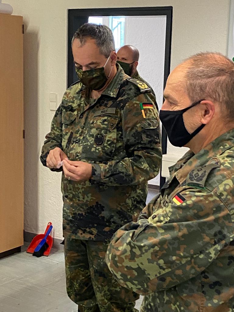 Inspekteur_Heer's tweet photo. Top Ausbildung beim #AusbZSpzlOp. Hoch motivierte Ausbilder. Training für den #Einsatz. Taktik, Schießausbildung und Inübunghalten der #CombatFirstResponder unter realitätsnahen Bedingungen. Scharfe Seite des Berufes. #Gute Ausbildung rettet Leben.
#AusbZSpzlOp
#WIRSINDDASHEER https://t.co/HbpgAj9AfJ