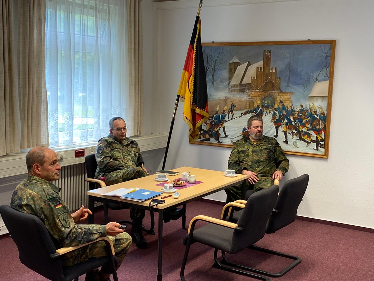 Inspekteur_Heer's tweet photo. Top Ausbildung beim #AusbZSpzlOp. Hoch motivierte Ausbilder. Training für den #Einsatz. Taktik, Schießausbildung und Inübunghalten der #CombatFirstResponder unter realitätsnahen Bedingungen. Scharfe Seite des Berufes. #Gute Ausbildung rettet Leben.
#AusbZSpzlOp
#WIRSINDDASHEER https://t.co/HbpgAj9AfJ