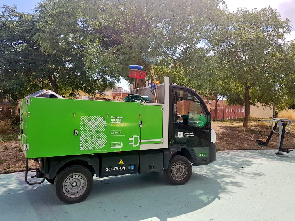 #Sabiesque la #mobilitatelectrica també ha arribat als #parcsijardins de #Barcelona? Aquí podeu veure un petit vehicle de neteja! #Santsmontjuic #RambladeSants