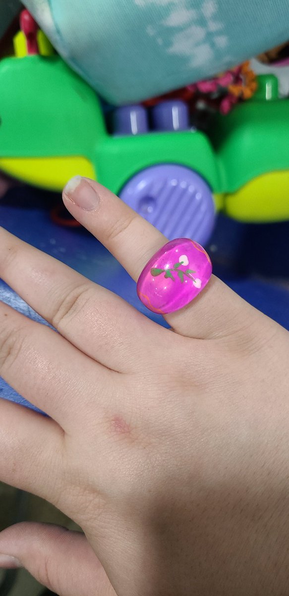 HaileyRiane's tweet photo. a v sweet elderly man at goodwill asked me what size ring i wear but i didn't know so then he slipped this ring on my pinky so i guess this means we're married now https://t.co/eIFr5IUuZo