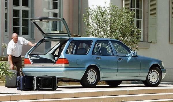MercedesW140Fr's tweet photo. Amateurs des breaks ? ... Ne cherchez pas, les quelques dizaines produites par des préparateurs sont éparpillées dans différents musées ou dorment dans des garages très spéciaux 😝🏤🖼️
#W140T #C140T #Zagato #AMG #CommandeSpeciale #PrototypeUnique #ClasseS #V12 #MercedesBenz (1/3) https://t.co/Dj5tXpDFP6