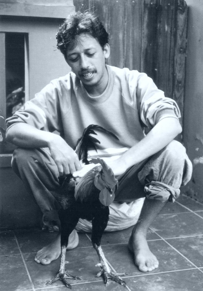 Dandhy_Laksono's tweet photo. Sejak kecil dididik mencari teladan dari sosok-sosok yang sebenarnya jauh dan tak kita kenal. Seperti para nabi hingga pahlawan.

Mengenal Munir, menguatkan keyakinan bahwa sumber inspirasi kadang ada dekat dan bersama kita. Yok opo kabar sampean, Cak :(

Foto: Abdi Purnomo https://t.co/Wb24K6PriB