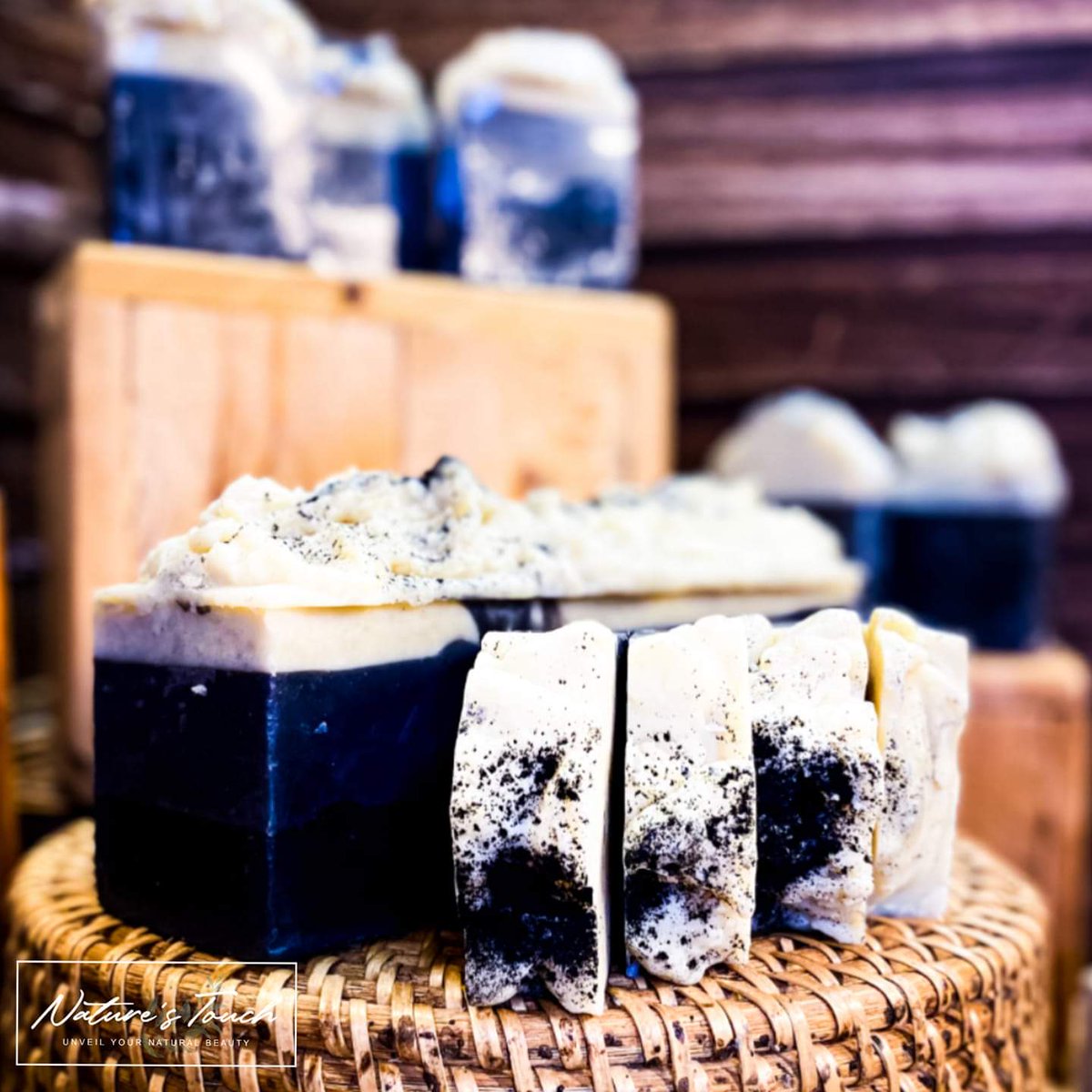 NaturesTouchPH's tweet photo. Nature's Touch Blooming Onyx Soap. 
Blooming Onyx Soap with its essential ingredients of activated bamboo charcoal, bentonite clay, rosehip oil and tea tree oil that  aims to naturally exfoliate and detoxify which gives a clearer skin.
#Organicskincare #NaturesTouchPh #beauty https://t.co/CgBtU7YCai