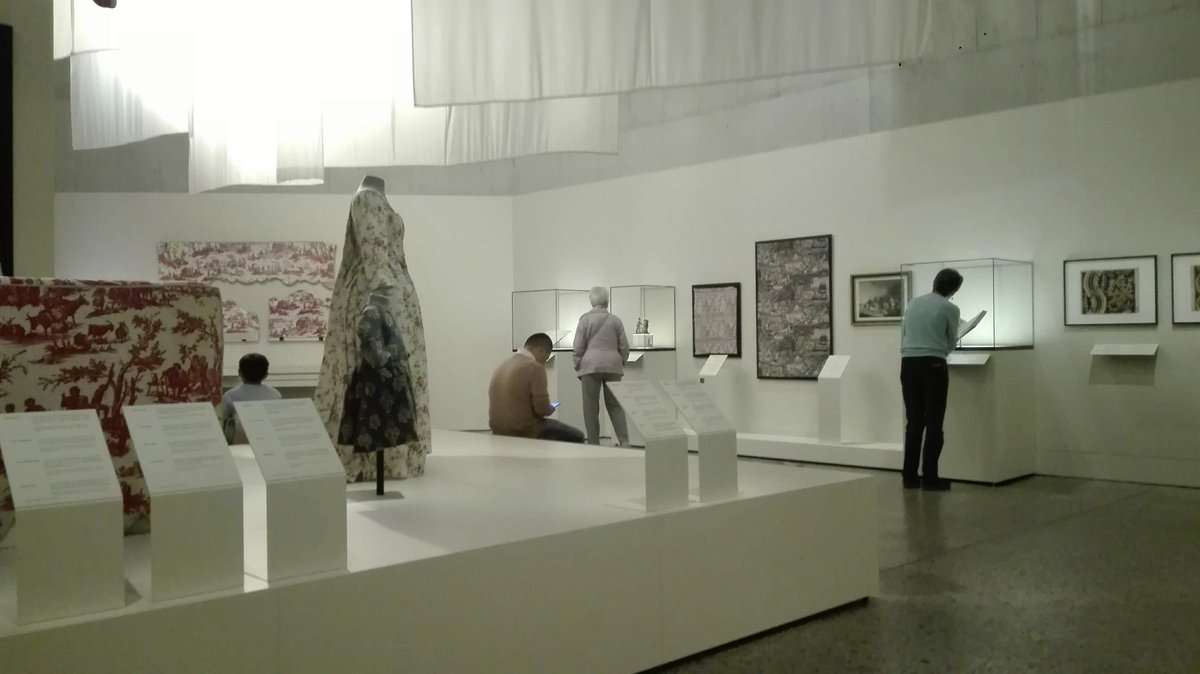 angelalinghuang's tweet photo. GO #KulTourTag|e! Vor 1 Jahr #EAA Bern & Tuchsiegel + Seitensprung zur #Indiennes-Ausstellung @LMZurich, https://t.co/BaCjkqeKIc.
...nun Stoffgeschichten Staffel 2! Start in Bern, dann zur #abeggstiftung, weiter mit #KleidunginBewegung @histmus. Läuft! 😀
I ♥ #textilehist https://t.co/lW8IQVKdSb