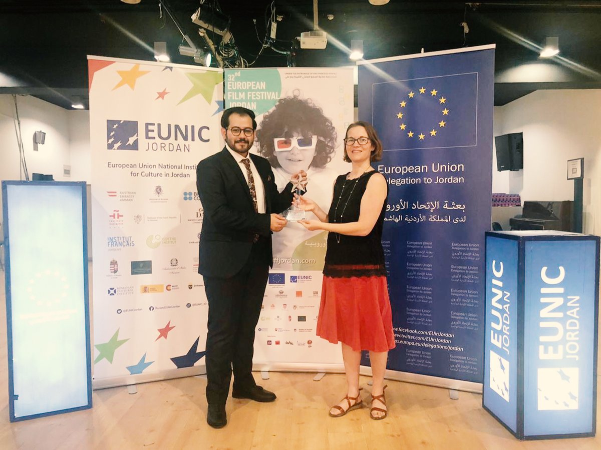 EUFilmfestJO's tweet photo. الفائز في مسابقة الأفلام القصيرة لعام ٢٠٢٠ لمهرجان الأفلام الأوروبية في الأردن  

المخرج عاصم وليد مع سارة الزيات

 الفيلم: جذور متقطعة

Winner of the 2020 Short Film Competition - European Film Festival in Jordan

Director Asim Walid with Sarah El-Zayat

Film: Broken Roots https://t.co/Jfoxb22NLY