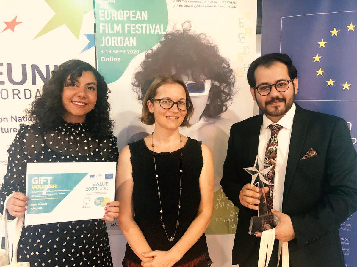 EUFilmfestJO's tweet photo. الفائز في مسابقة الأفلام القصيرة لعام ٢٠٢٠ لمهرجان الأفلام الأوروبية في الأردن  

المخرج عاصم وليد مع سارة الزيات

 الفيلم: جذور متقطعة

Winner of the 2020 Short Film Competition - European Film Festival in Jordan

Director Asim Walid with Sarah El-Zayat

Film: Broken Roots https://t.co/Jfoxb22NLY