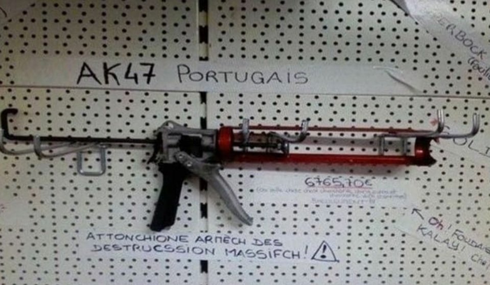 HumourPortugals's tweet photo. Je me baladais tranquillement au Portugal quand je suis tombé sur une armurerie, j'ai vu cette arme portugaise en vente !
Vous me conseillerez de l'acheter ? https://t.co/uMZYxm9aol
