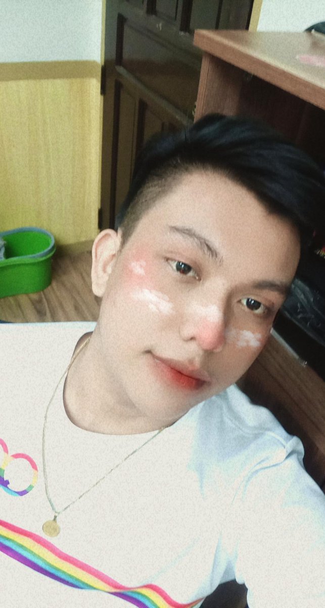 Lelebooom's tweet photo. Hindi mo aakalaing humarap 'to sa humigit kumulang isang libong makukulit na magulang ng mga estudyanteng nabigyan ng #Back2SchoolProgram ng SK. Charot! https://t.co/q34jNrRFTd